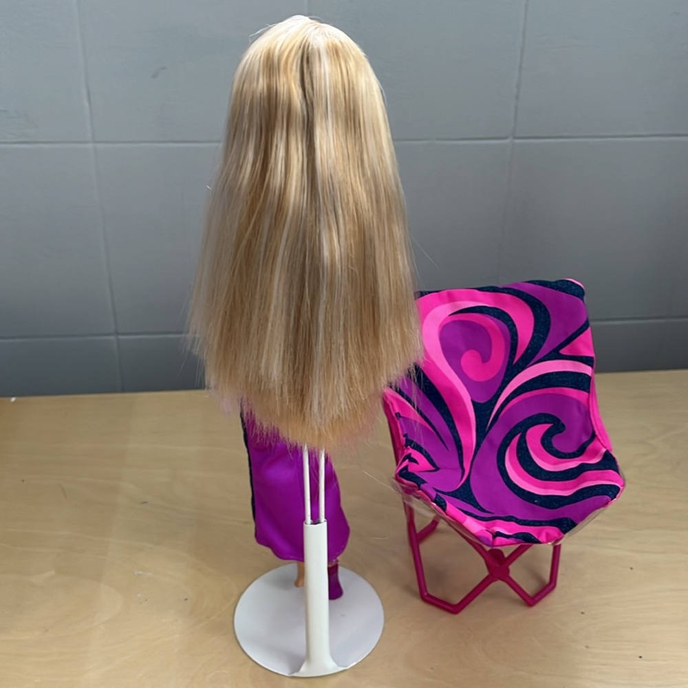 Chair Flair Barbie - Picture 6 of 10